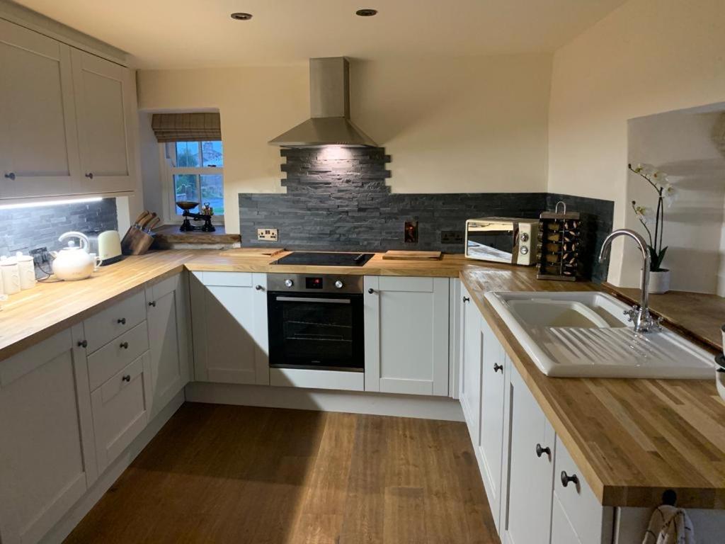 5 Star Cottage On The Green With Log Burner - Dog Friendly Austwick Exterior photo